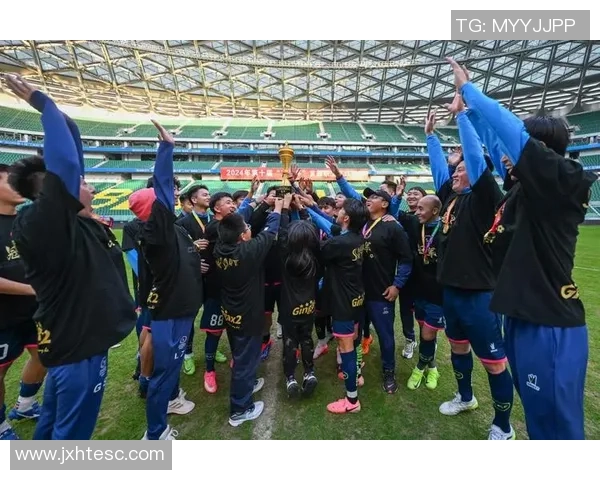 德荣掌控中场核心力量见证绿茵场上永不熄灭的斗魂