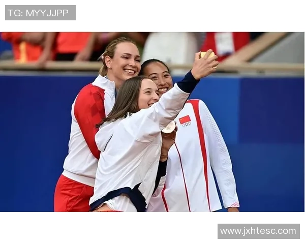 足球球星携美丽女友甜蜜亮相引发球迷热议